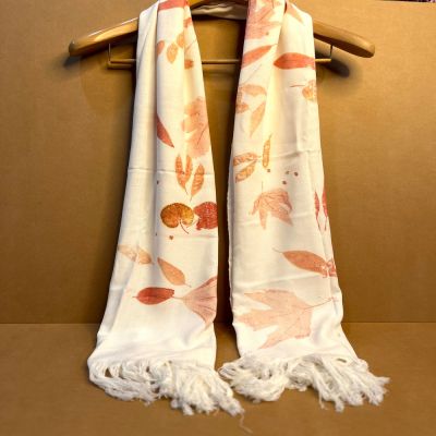 شال دست‌بافت پنبه‌ای با چاپ طبیعی اکوپرینت – برند پنبه‌نازpanbenaz